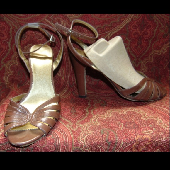 Charles Shoes - CHARLES ankle wrap tan sandals 7B w/4" heel✨